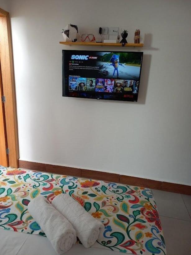 Casinha aconchegante no centro de Bonito I TV, ar-condicionado, bicicletas, rede, cozinha e Wi-fi 20mb Villa Esterno foto